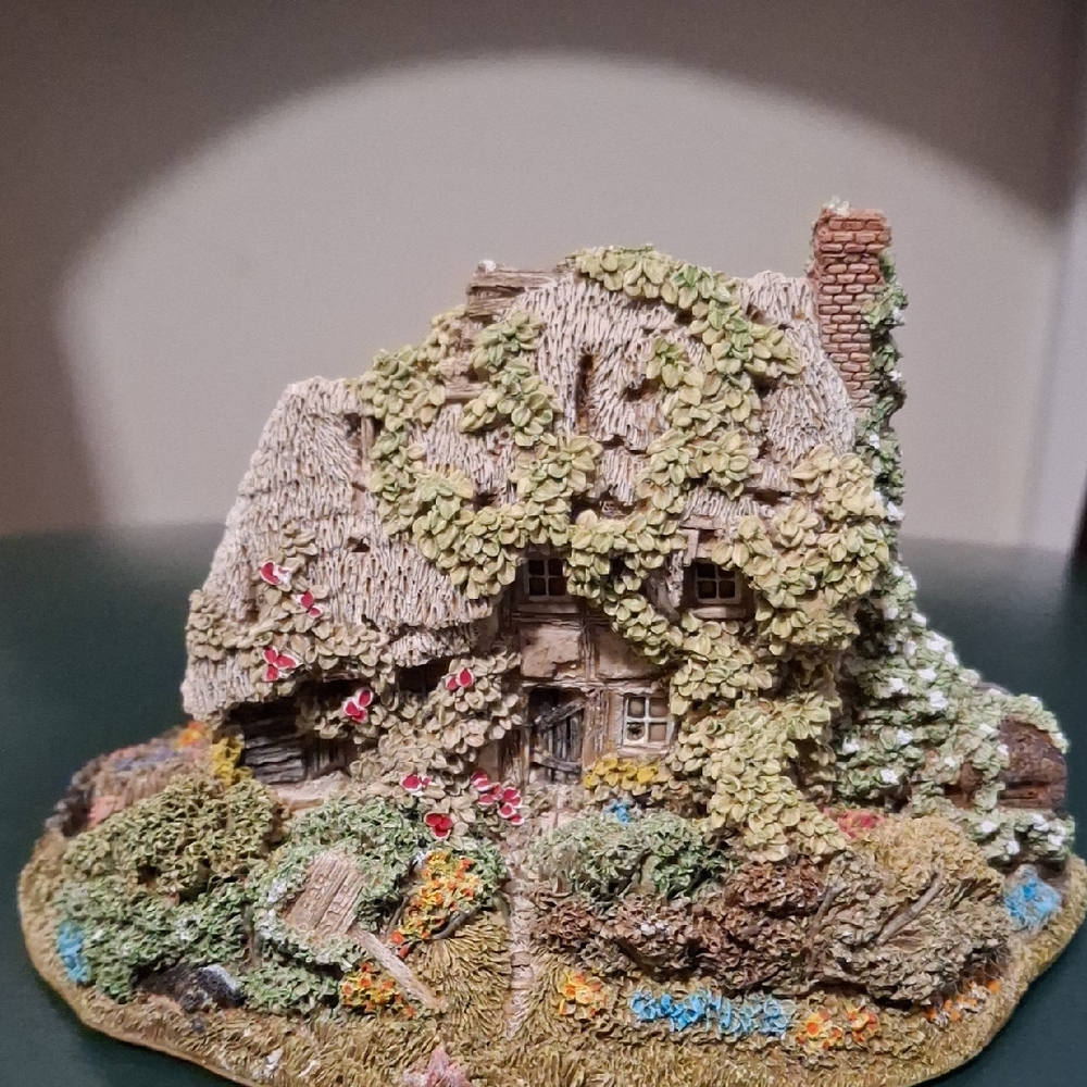 Lilliput Lane "Forget-Me-Not" Handcrafted Miniature Cottage Sculpture Made In UK